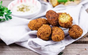 Falafel nedir, nasıl yapılır, hangi ülkeye aittir? Falafel besin değerleri nedir?