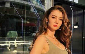 FOX Maske Kimsin tahminleri: Geyik maskesi Burcu Özberk mi? Burcu Özberk kimdir?